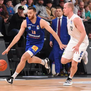 Towers-Profi Hinrichs im Duell gegen Caisin vom MBC