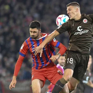 Jakov Medic im Kopfballduell mit Tim Kleindienst