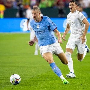 Manchester Citys Erling Haaland am Ball