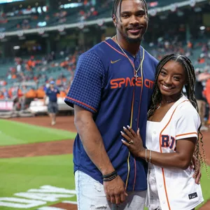 Simone Biles und Jonathan Owens bei einem Baseball-Spiel im Jahr 2022.