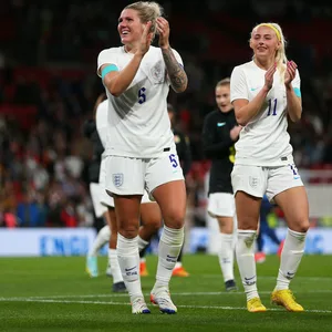 Die englischen Fußballerinnen Millie Bright und Chloe Kelly