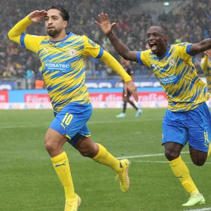 Immanuel Pherai und Anthony Ujah jubeln