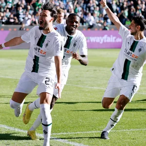 Ramy Bensebaini, Marcus Thuram und Lars Stindl jubeln