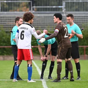 Abklatschen beim Hinspiel zwischen dem HSV II und St. Pauli II
