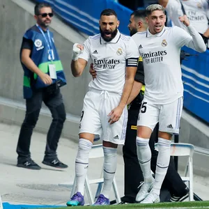 Federico Valverde neben Karim Benzema