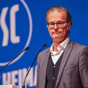 Holger Siegmund-Schultze spricht in ein Mikrofon