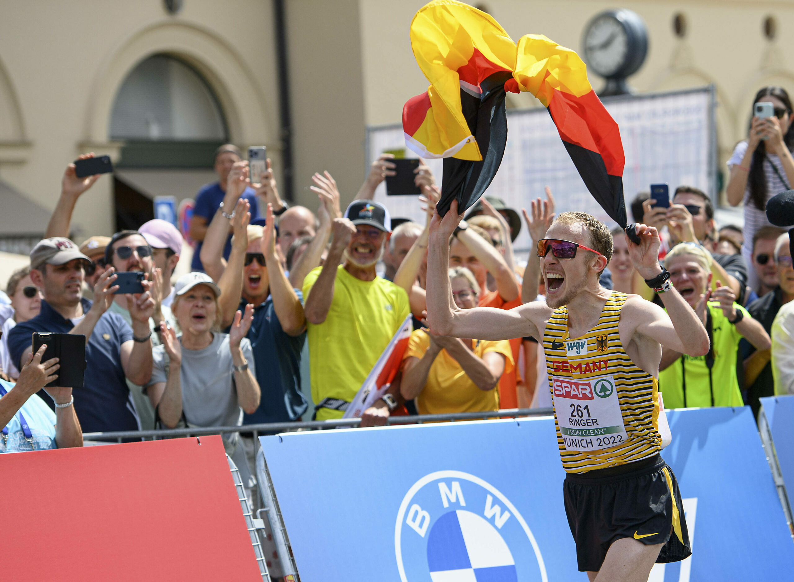 Richard Ringer jubelt nach seinem EM-Sieg in Marathon