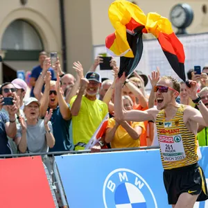 Richard Ringer jubelt nach seinem EM-Sieg in Marathon