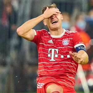 Joshua Kimmich schlägt sich wütend die Hand an die Stirn