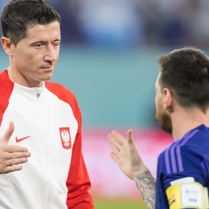 Robert Lewandowski zwinkert Lionel Messi zu.