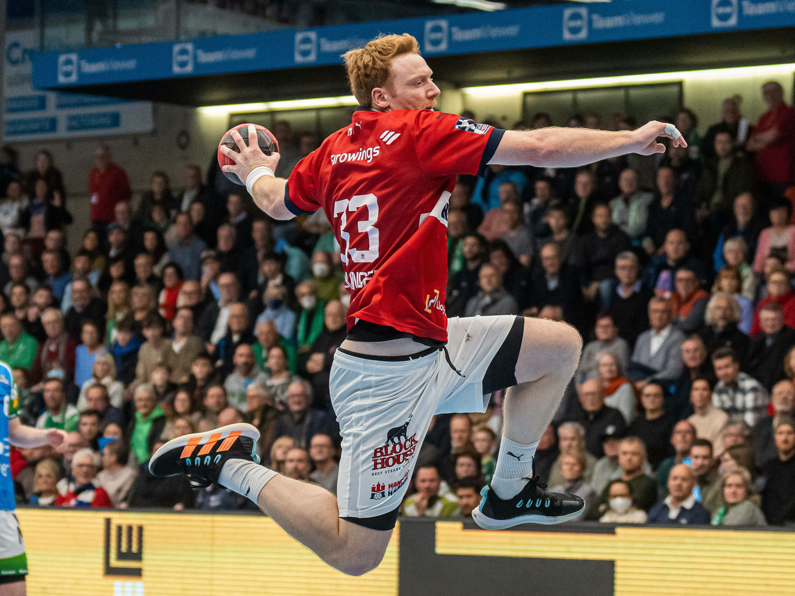 Hamburgs Handballer Nicolai Theilinger beim Wurf