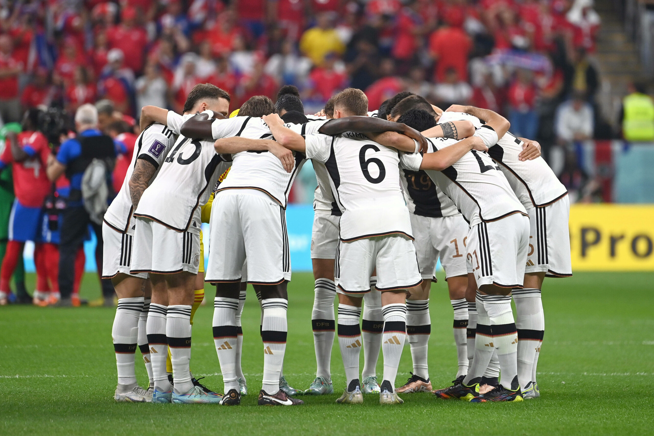 Die deutsche Nationalmannschaft steht im Kreis