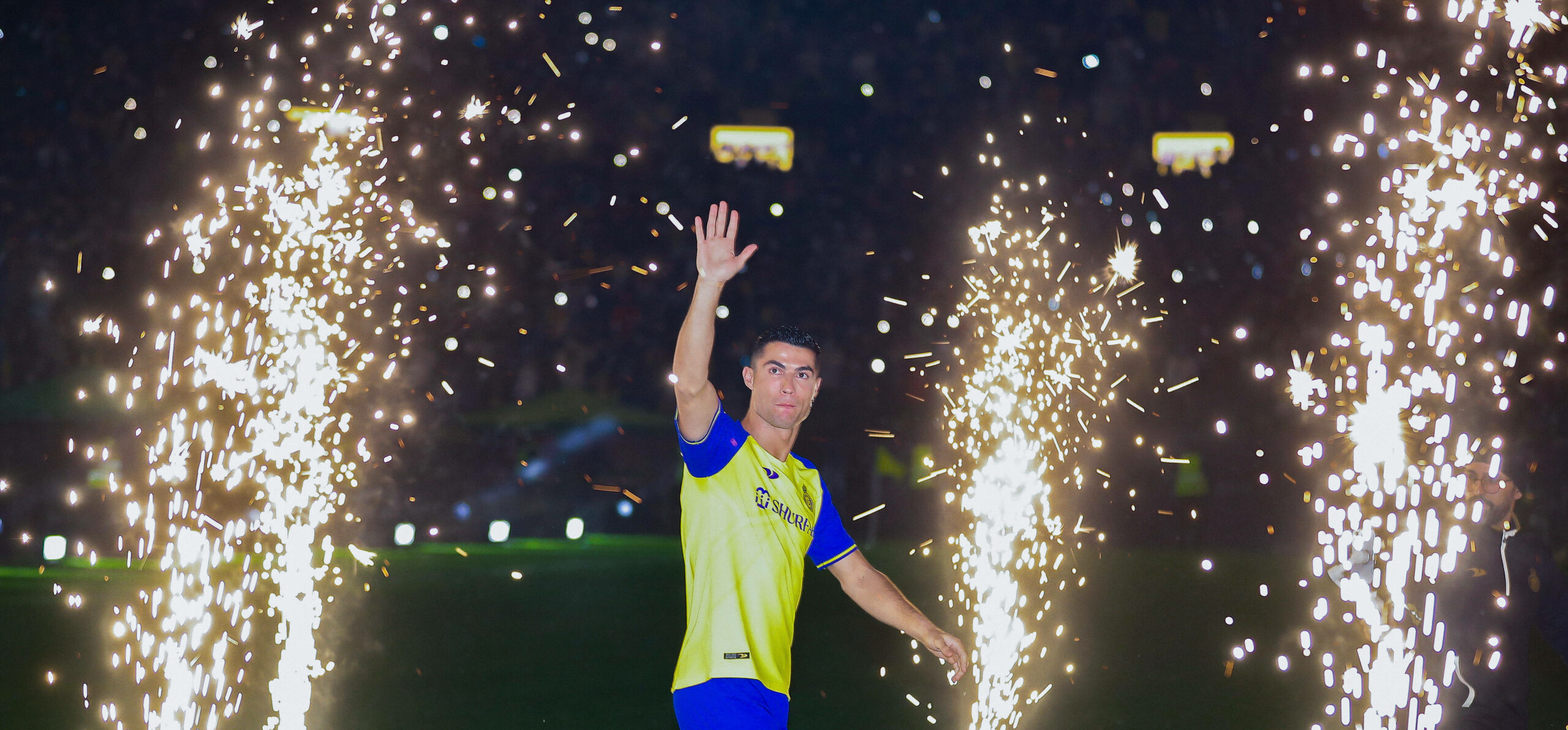 Cristiano Ronaldo winkt bei seiner Vorstellung bei Al-Nassr