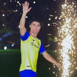 Cristiano Ronaldo winkt bei seiner Vorstellung bei Al-Nassr