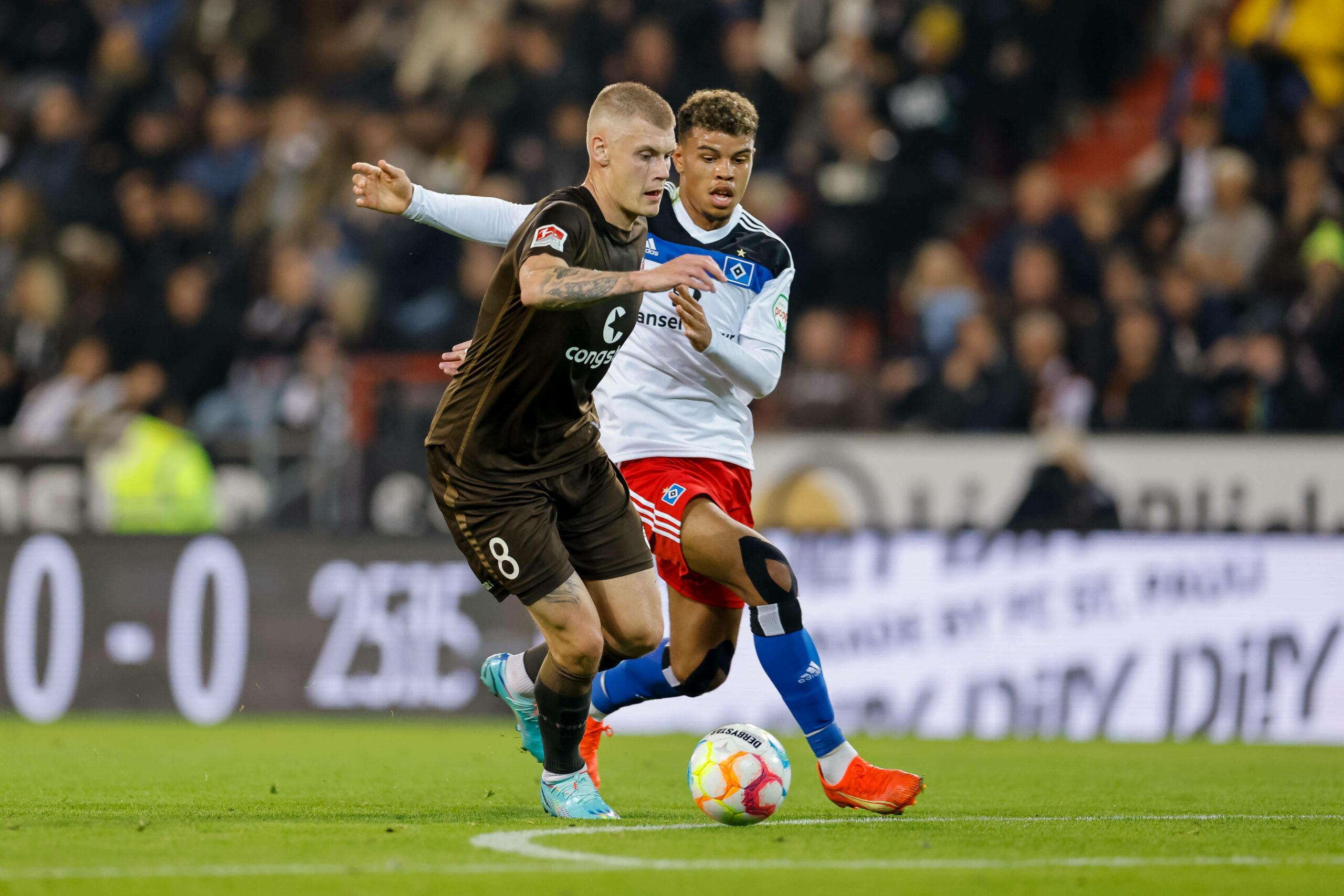 Eric Smith im Derby-Hinspiel gegen Ransford Königsdörffer vom HSV