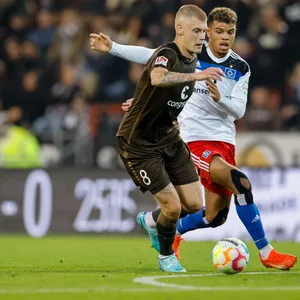Eric Smith im Derby-Hinspiel gegen Ransford Königsdörffer vom HSV