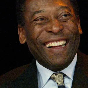 Fußball-Legende Pele mit einem breiten Grinsen im Gesicht.