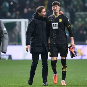 BVB-Trainer Edin Terzic mit Torwart Gregor Kobel