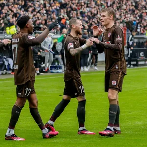 St. Pauli-Spieler jubeln gegen Kaiserslautern
