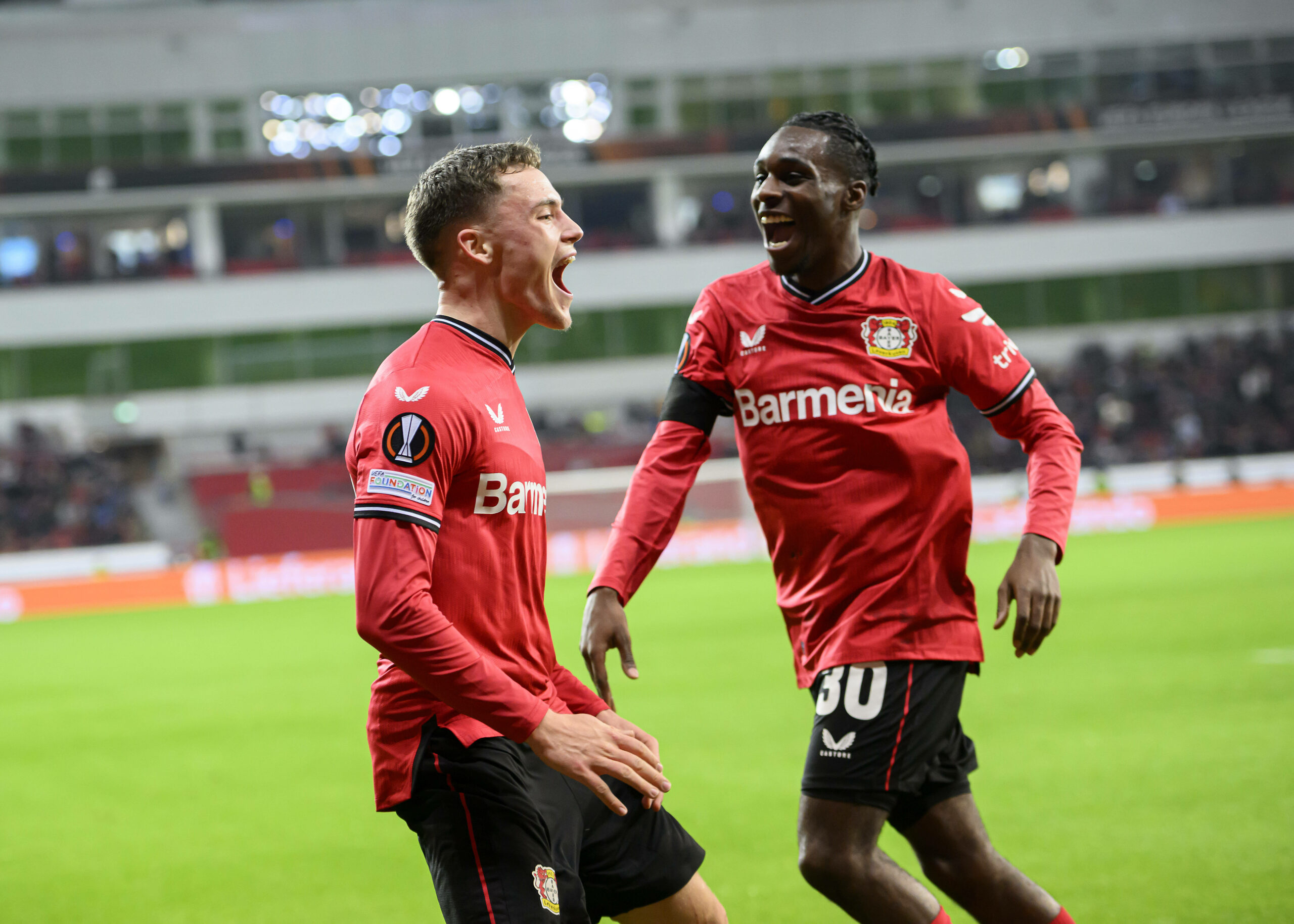 Julian Wirtz und Jeremie Frimpong jubeln für Bayer Leverkusen