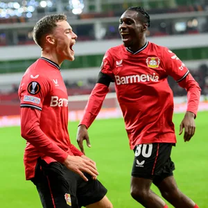 Julian Wirtz und Jeremie Frimpong jubeln für Bayer Leverkusen