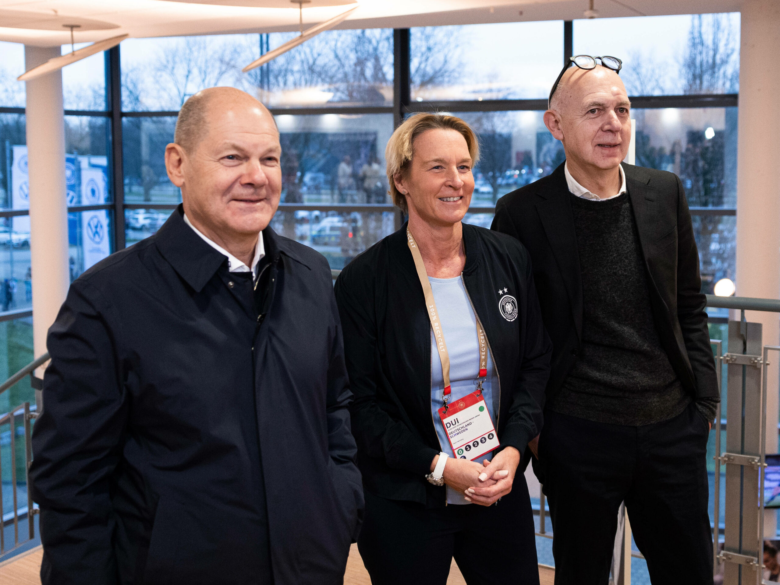 Olaf Scholz, Martina Voss Tecklenburg und Bernd Neuendorf