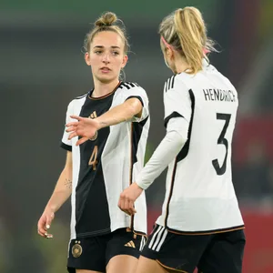 Sophia Kleinherne und Kathrin Hendrich rätseln