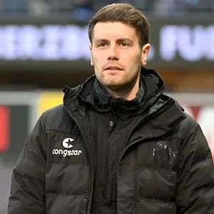 Fabian Hürzeler schaut nachdenklich nach vorne