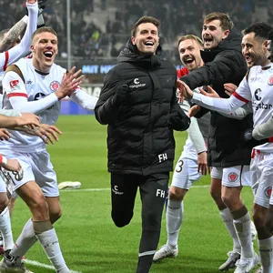 St. Pauli-Trainer Fabian Hürzeler jubelt mit dem Team