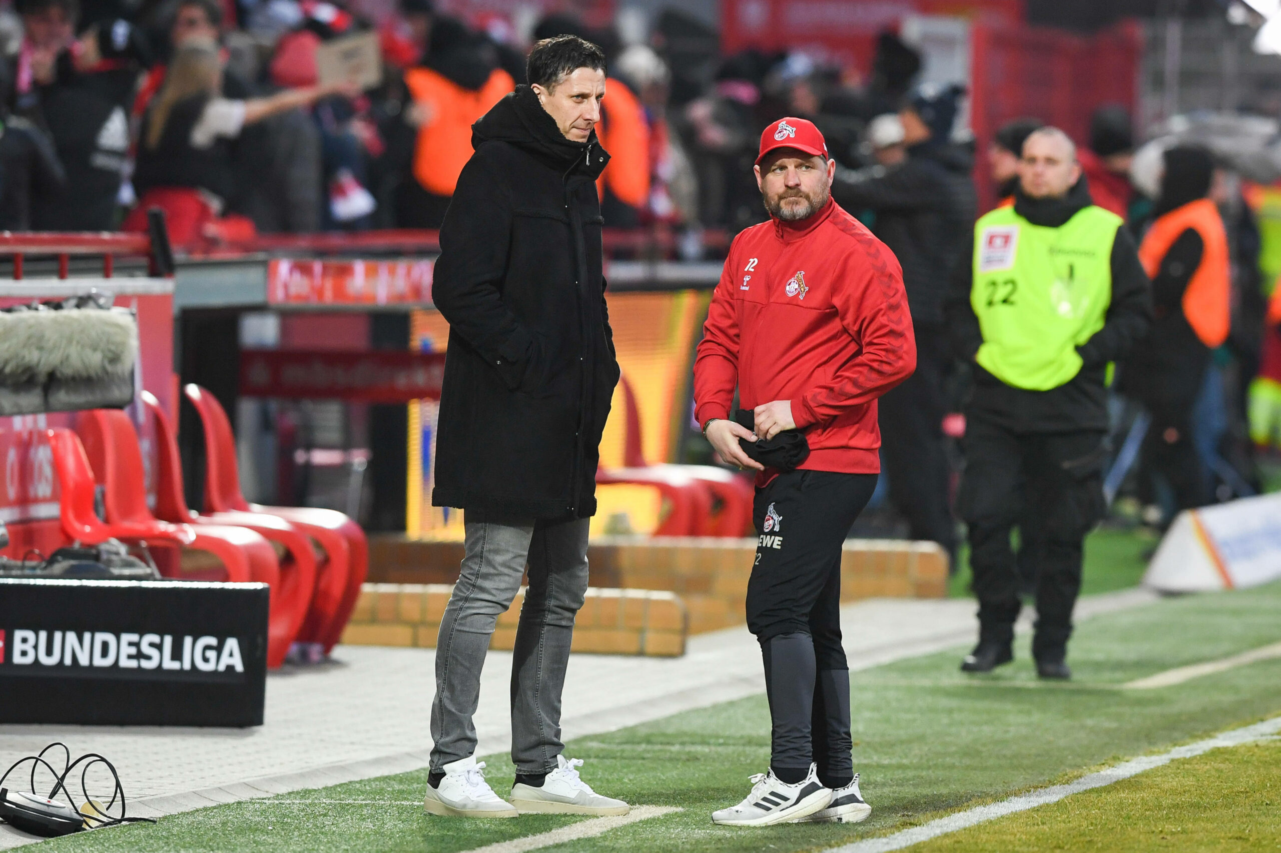 Köln-Sportchef Keller steht an der Seitenlinie zusammen mit Trainer Baumgart