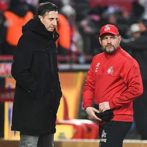 Köln-Sportchef Keller steht an der Seitenlinie zusammen mit Trainer Baumgart