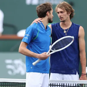 Alexander Zverev und Daniil Medvedev im Austausch am Netz.