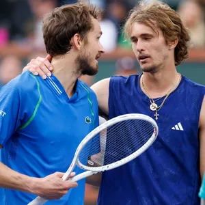 Alexander Zverev und Daniil Medvedev diskutieren nach ihrem Match in Indian Wells am Netz.