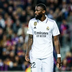 Antonio Rüdiger blickt im Spiel Real Madrids gegen den FC Cadiz in die Ferne.