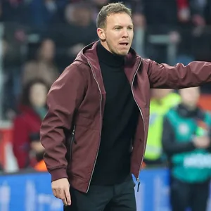 Julian Nagelsmann zeigt nach rechts