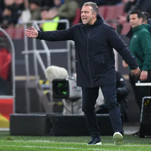 Bundestrainer Hansi Flick gibt im Länderspiel gegen Belgien Anweisungen