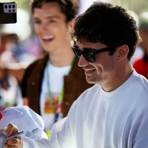 Charles Leclerc schreibt Autogramme