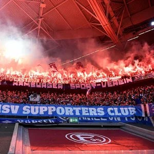 HSV-Fans zünden Pyrotechnik in Düsseldorf