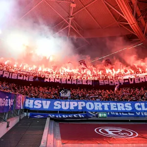 HSV-Fans zünden Pyrotechnik in Düsseldorf