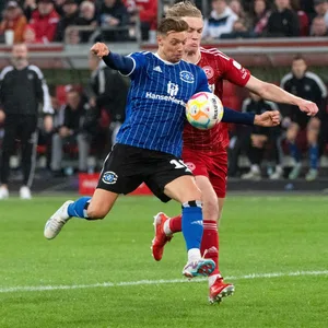 Sonny Kittel im Zweikampf mit Christoph Klarer