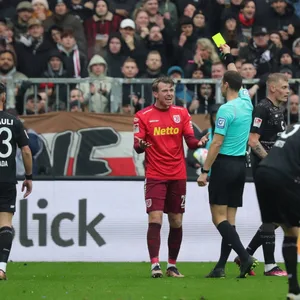 Bastian Dankert zeigt die Gelbe Karte