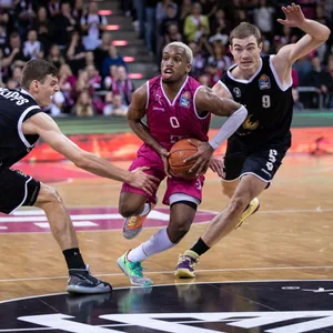 Bonn-Profi T.J. Shorts zieht mit dem Ball zum Korb.