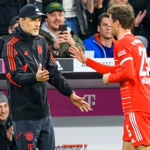 Thomas Tuchel und Thomas Müller klatschen sich ab