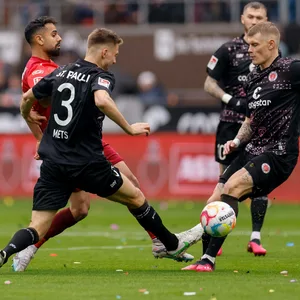 St. Paulis Mets und Smith im Zweikampf