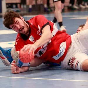 Jacob Lassen verletzt sich beim Sturz auf den Hallenboden