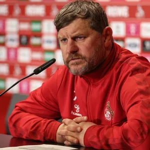 Kölns Trainer Steffen Baumgart auf einer Pressekonferenz.