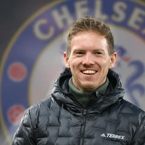 Julian Nagelsmann vor dem Logo des FC Chelsea