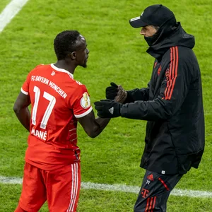 Sadio Mané und Thomas Tuchel geben sich die Hand