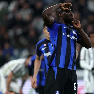Romelu Lukaku salutiert und legt den Zeigefinger beim jubeln auf den Mund.