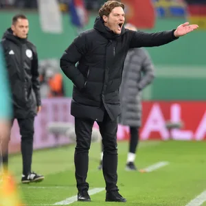 Edin Terzic gibt unzufrieden Anweisungen an die Spieler auf dem Platz